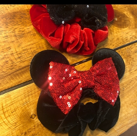 Minnie Mouse Ear velvet Scrunchies - Picture 3 of 5